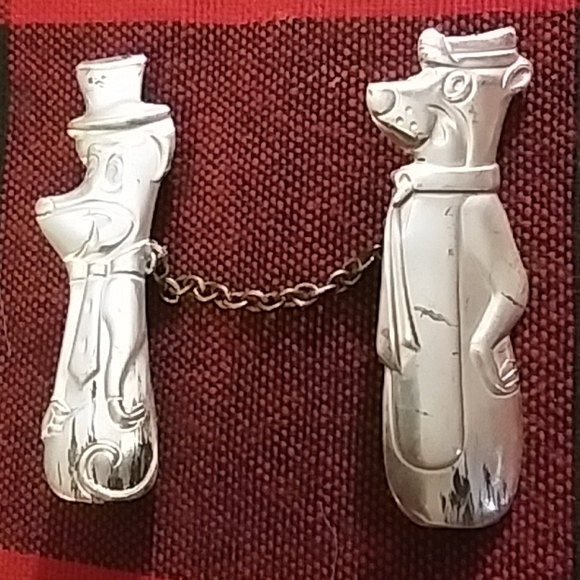 Vintage Hanna Barbera Yogi Huckleberry Hound pins - Picture 1 of 4